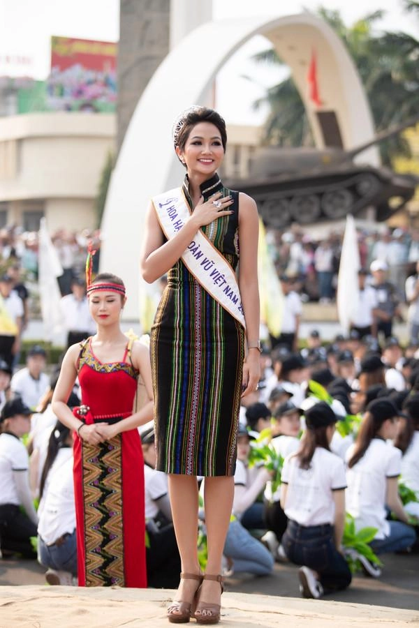 Hơn cả tắc kè hoa hhen niê gây lóa mắt khi thay đổi trang phục liên tục trong 1 ngày - 7