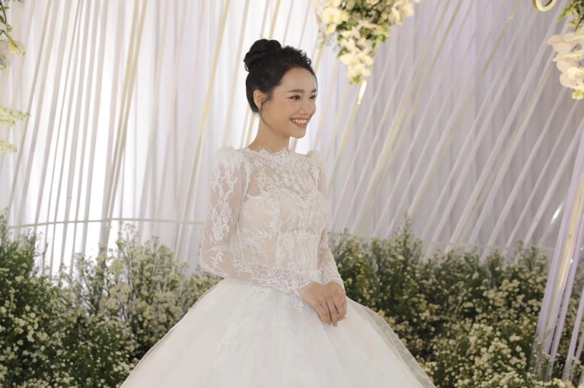 Hot cô dâu nhã phương dùng váy cưới corset để o ép vòng eo to tròn - 5