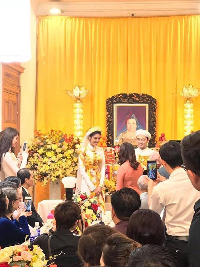 Hot lan khuê mặc áo dài phượng hoàng tung cánh trong lễ đính hôn với chồng đại gia - 1