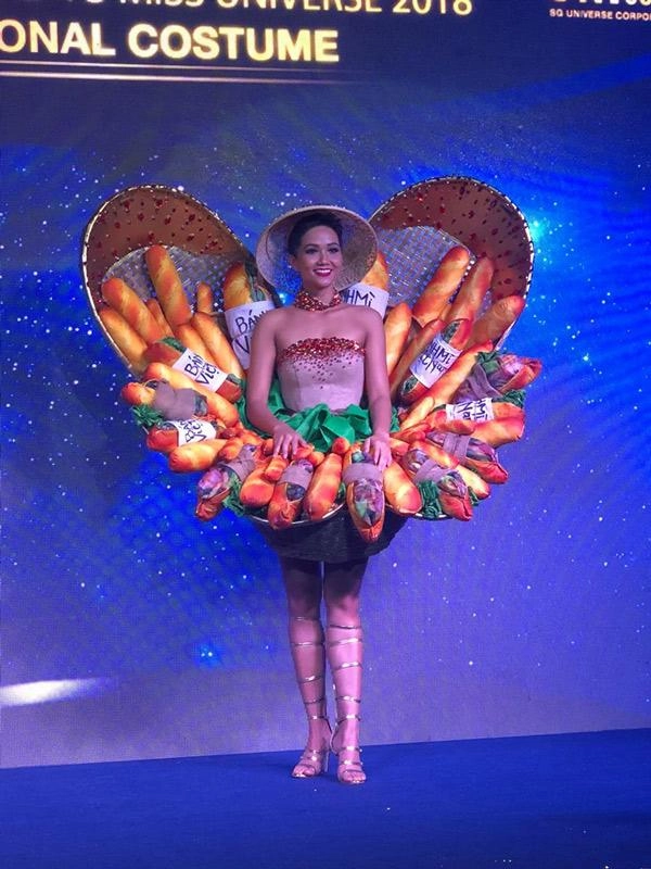 Hot ngày ấy đã đến bánh mì chính thức trở thành quốc phục của h hen niê tại mu 2018 - 1
