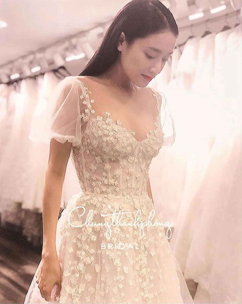 Hot nhã phương sẽ mặc váy cưới xẻ đùi che bụng khéo léo trong lễ cưới với trường giang - 4