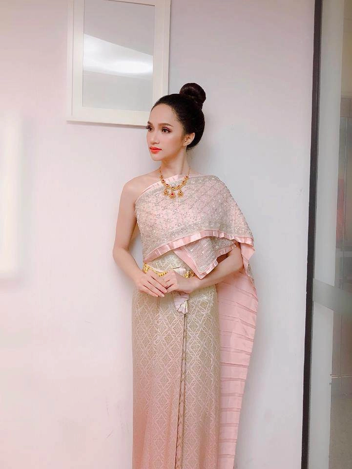 Hương giang idol khiến siêu mẫu hàng đầu thái lan phải khen ngợi - 1