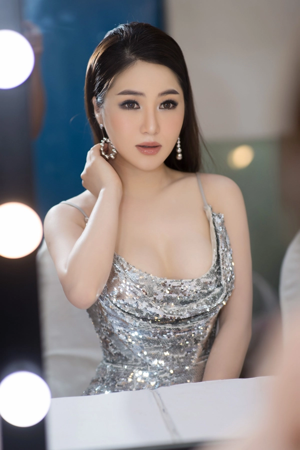 Hương tràm miệt mài chạy show để trả nợ - 2