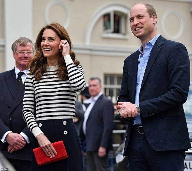 Khi meghan sinh con đầu lòng kate vẫn bình thản lên đồ chục triệu cùng chồng đi sự kiện - 1