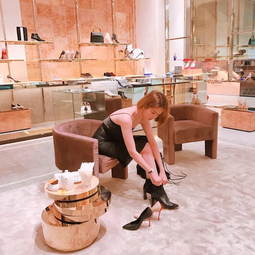 Không phải núi đồ hiệu đây mới là bức hình hot nhất của ngọc trinh khi quần quật shopping - 1