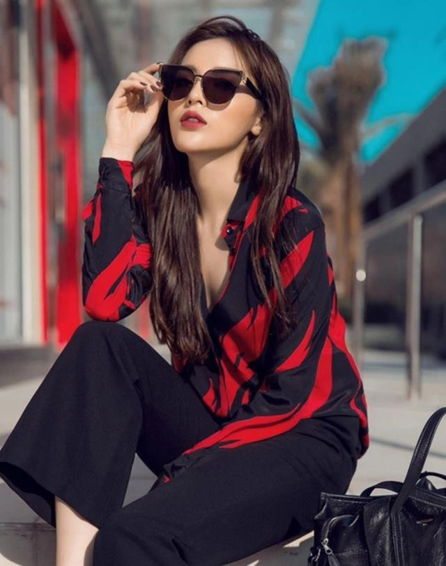 Kỳ duyên cứ hở nhẹ nhàng thì đẹp hết nấc còn kín như bưng lại thành kém duyên - 8