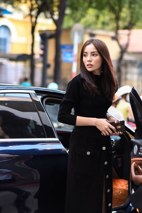 Kỳ duyên sành điệu tự lái xế hộp tiền tỷ đi chọn váy dự show - 3