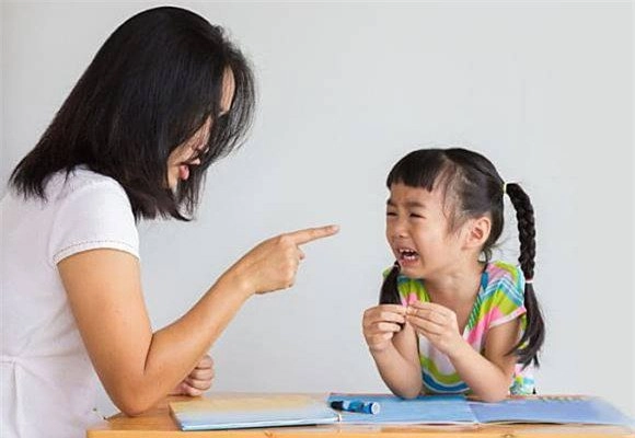 Làm sai bài tập bé 8 tuổi bị mẹ đánh nhẹ vào đầu ai ngờ tử vong trong nháy mắt - 4