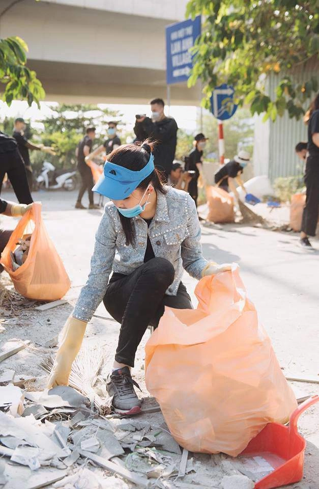 Lê âu ngân anh mặc áo 10 triệu đồng trang điểm tươi hồng khi đi nhặt rác - 3