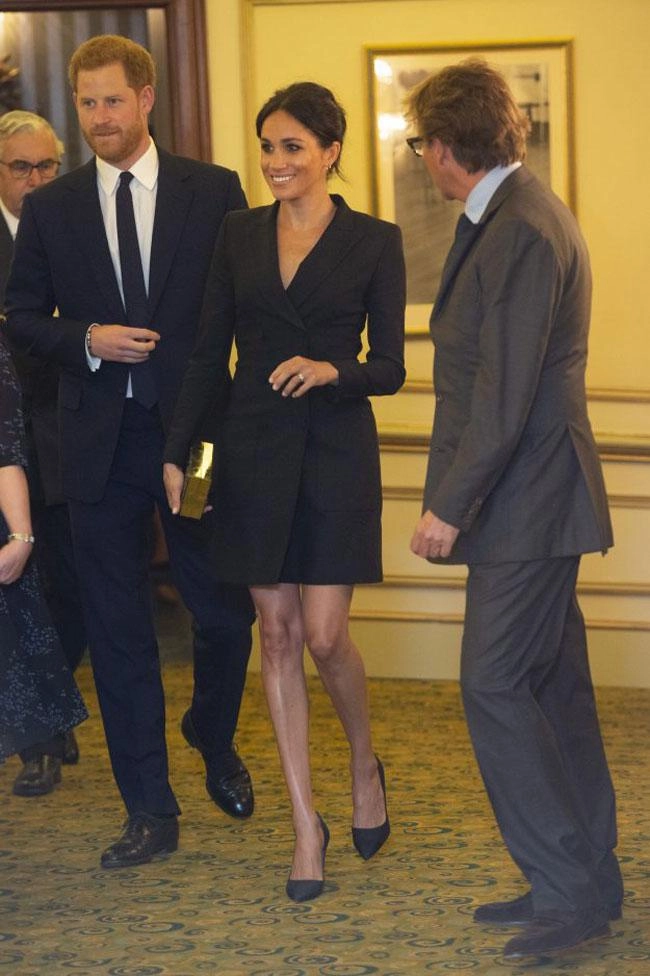 Mặc 1 chiếc váy nhưng meghan markle đã vi phạm đến 4 quy tắc ăn mặc của hoàng gia anh - 1