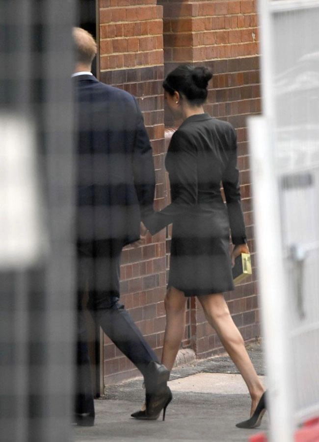 Mặc 1 chiếc váy nhưng meghan markle đã vi phạm đến 4 quy tắc ăn mặc của hoàng gia anh - 2