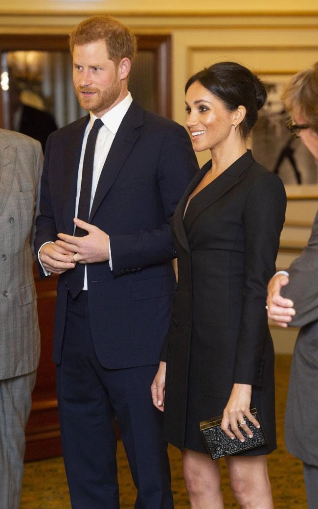 Mặc 1 chiếc váy nhưng meghan markle đã vi phạm đến 4 quy tắc ăn mặc của hoàng gia anh - 3