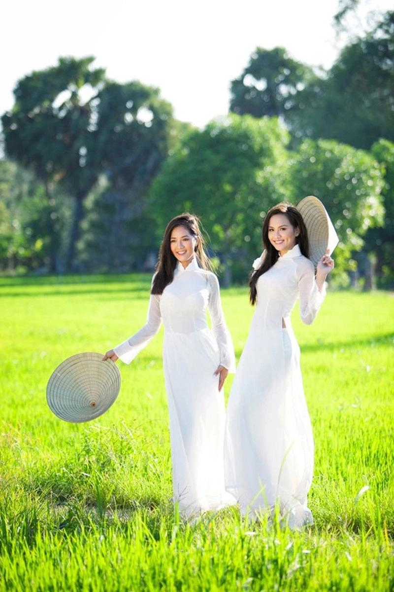 Mặc áo dài với quần siêu ngắn và tạo dáng phản cảm hai sinh viên bị chửi không thương tiếc - 1