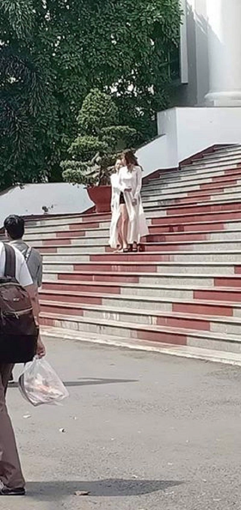 Mặc áo dài với quần siêu ngắn và tạo dáng phản cảm hai sinh viên bị chửi không thương tiếc - 2