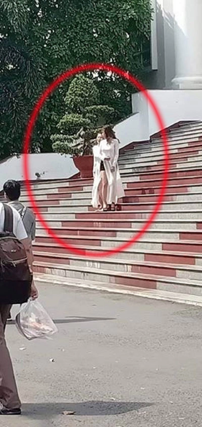 Mặc áo dài với quần siêu ngắn và tạo dáng phản cảm hai sinh viên bị chửi không thương tiếc - 3