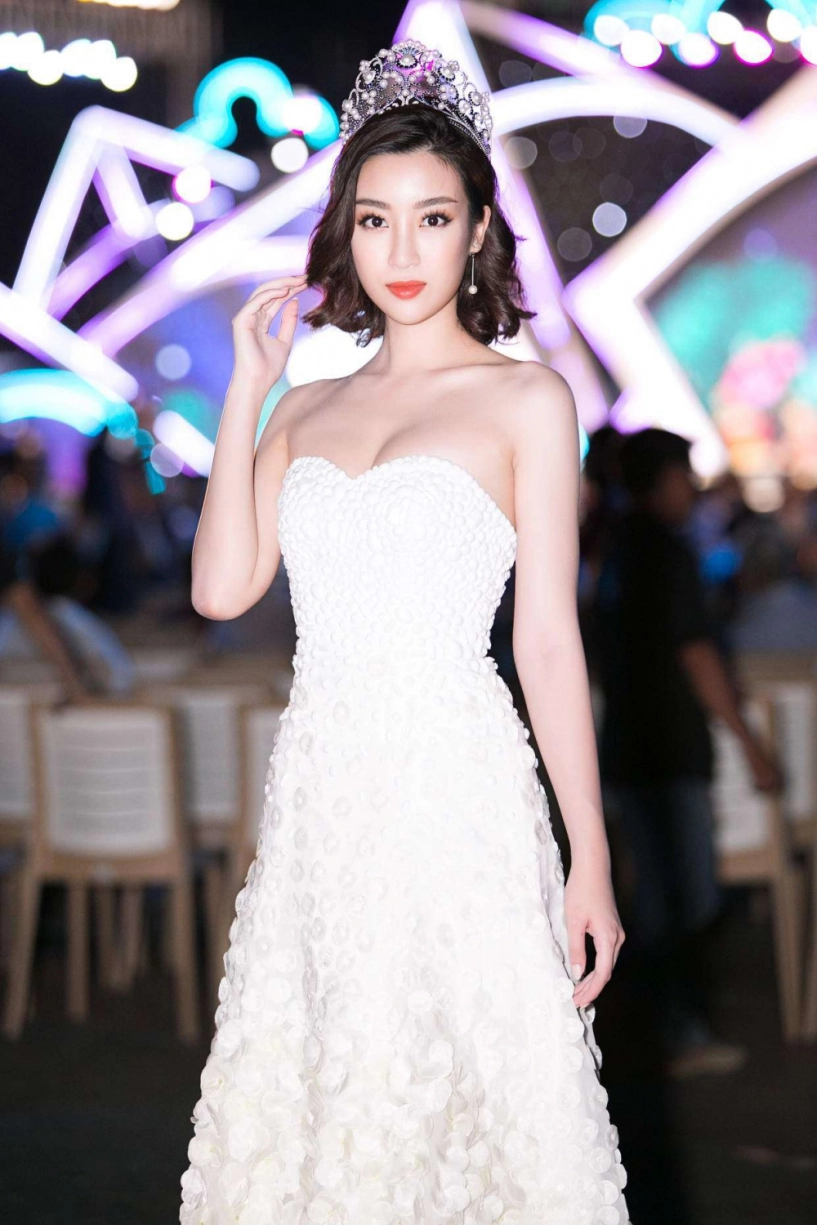 Mặc lại váy của đàn chị đỗ mỹ linh vẫn không hề lép vế nhờ vòng 1 đầy đặn - 1