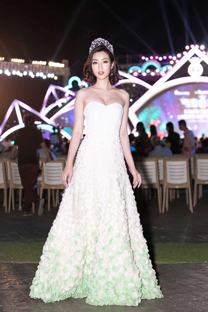 Mặc lại váy của đàn chị đỗ mỹ linh vẫn không hề lép vế nhờ vòng 1 đầy đặn - 2