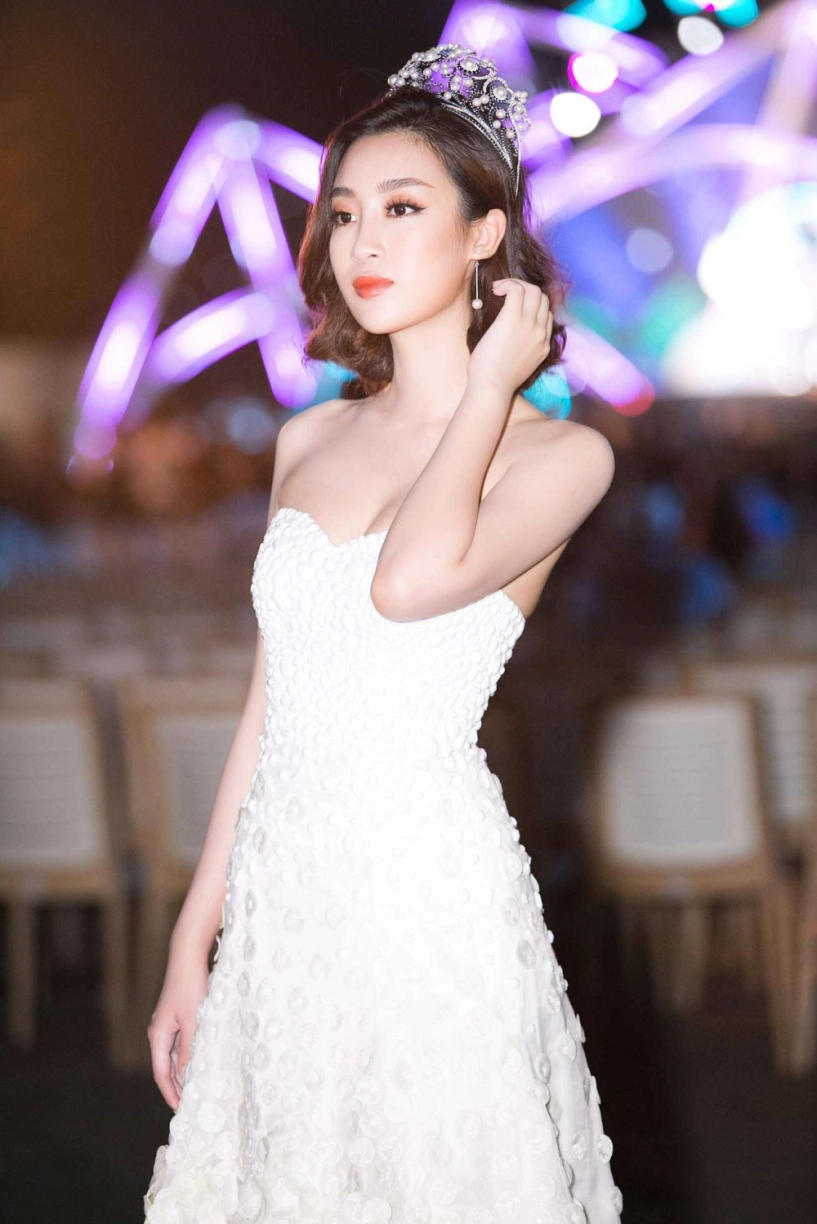 Mặc lại váy của đàn chị đỗ mỹ linh vẫn không hề lép vế nhờ vòng 1 đầy đặn - 3