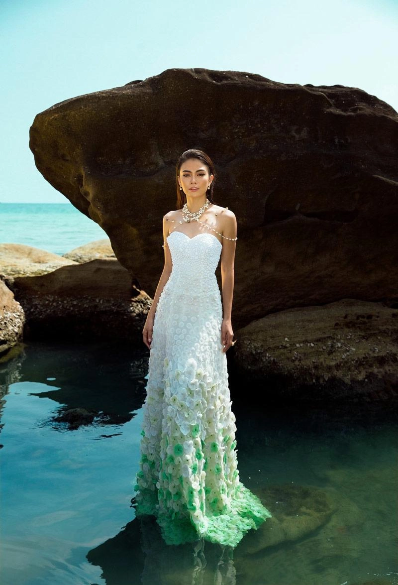 Mặc lại váy của đàn chị đỗ mỹ linh vẫn không hề lép vế nhờ vòng 1 đầy đặn - 6