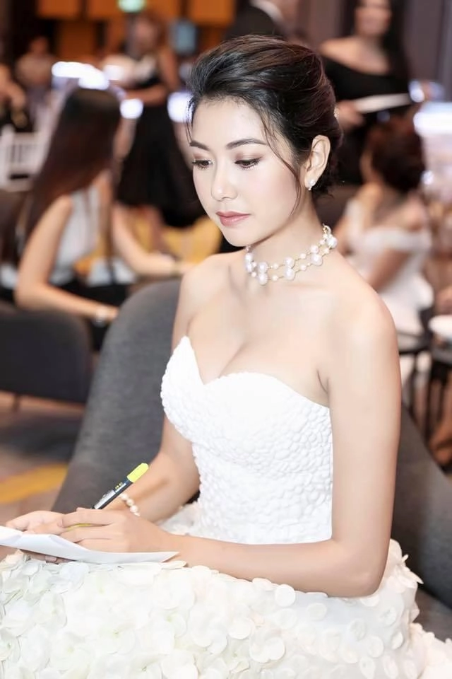 Mặc lại váy của đàn chị đỗ mỹ linh vẫn không hề lép vế nhờ vòng 1 đầy đặn - 8