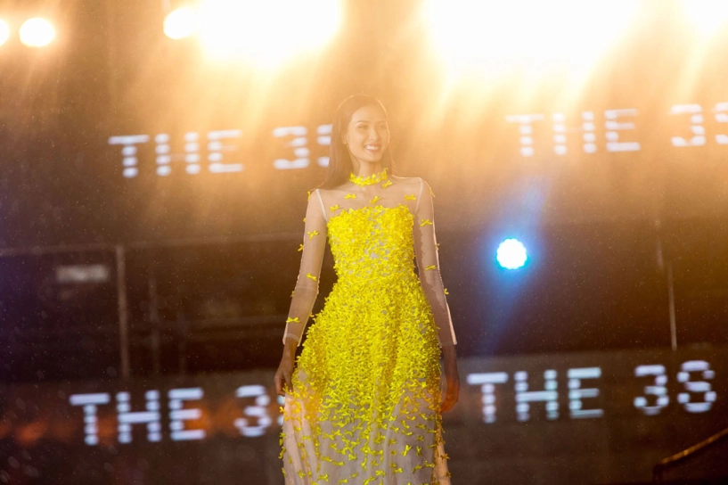 Mặc trời mưa hoàng thuỳ vẫn catwalk cực sung khiến người hâm mộ thích thú - 1