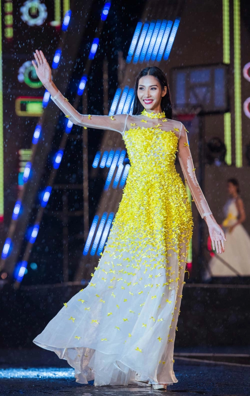Mặc trời mưa hoàng thuỳ vẫn catwalk cực sung khiến người hâm mộ thích thú - 2