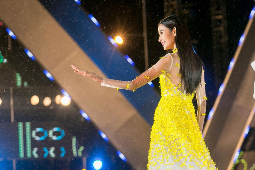 Mặc trời mưa hoàng thuỳ vẫn catwalk cực sung khiến người hâm mộ thích thú - 3