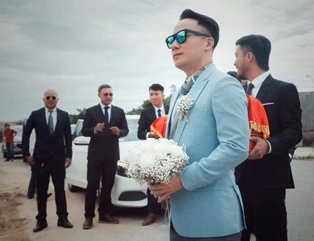 Mặc váy cưới xinh đẹp nhưng vợ của tiến đạt lộ bụng to lùm lùm vướng nghi vấn mang bầu - 1