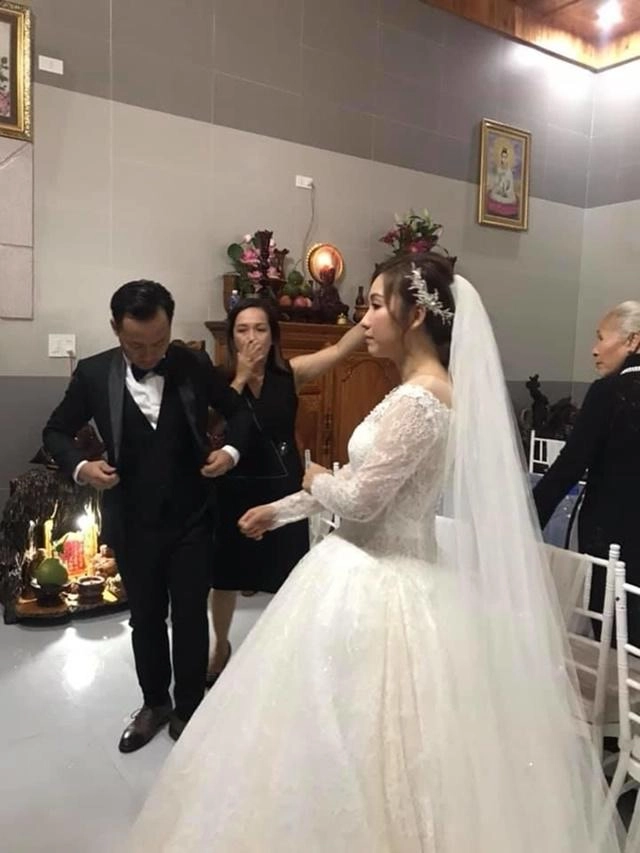 Mặc váy cưới xinh đẹp nhưng vợ của tiến đạt lộ bụng to lùm lùm vướng nghi vấn mang bầu - 3