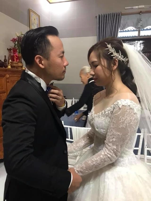Mặc váy cưới xinh đẹp nhưng vợ của tiến đạt lộ bụng to lùm lùm vướng nghi vấn mang bầu - 4