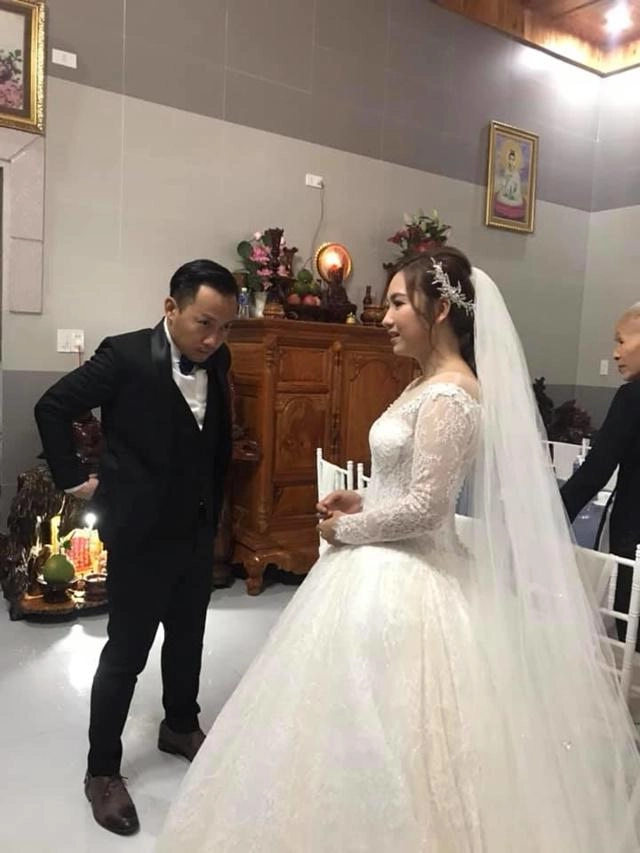 Mặc váy cưới xinh đẹp nhưng vợ của tiến đạt lộ bụng to lùm lùm vướng nghi vấn mang bầu - 5
