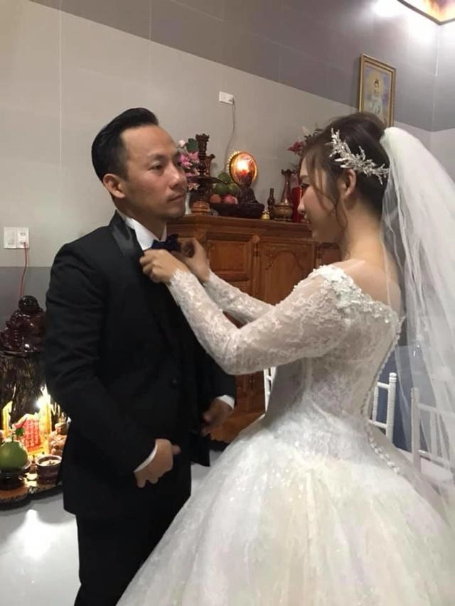 Mặc váy cưới xinh đẹp nhưng vợ của tiến đạt lộ bụng to lùm lùm vướng nghi vấn mang bầu - 6