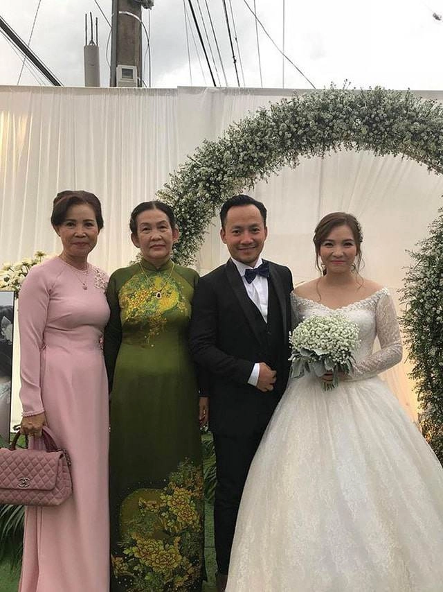 Mặc váy cưới xinh đẹp nhưng vợ của tiến đạt lộ bụng to lùm lùm vướng nghi vấn mang bầu - 7