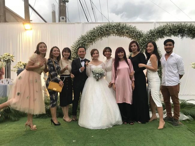 Mặc váy cưới xinh đẹp nhưng vợ của tiến đạt lộ bụng to lùm lùm vướng nghi vấn mang bầu - 9
