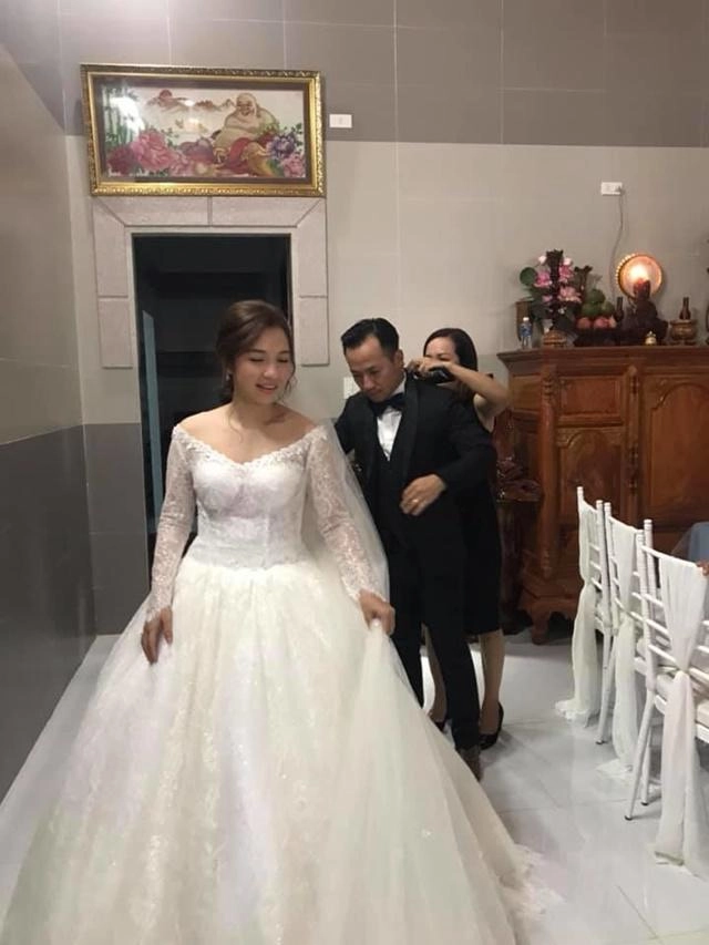 Mặc váy cưới xinh đẹp nhưng vợ của tiến đạt lộ bụng to lùm lùm vướng nghi vấn mang bầu - 12
