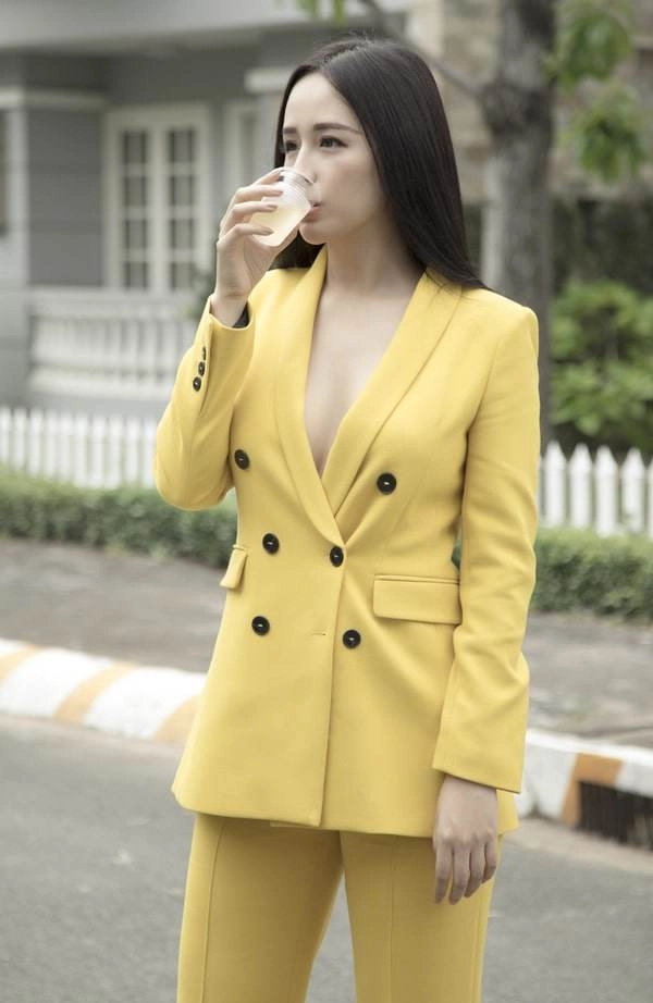 Mai phương thuý xử lý khéo khi mặc suit không nội y ở lễ cúng tổ nghề - 2