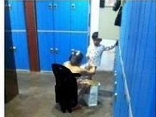 Mẹ dẫn con trai vào phòng tắm nữ hành động của đứa trẻ khiến tất cả kinh ngạc - 1