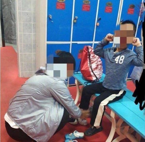 Mẹ dẫn con trai vào phòng tắm nữ hành động của đứa trẻ khiến tất cả kinh ngạc - 3