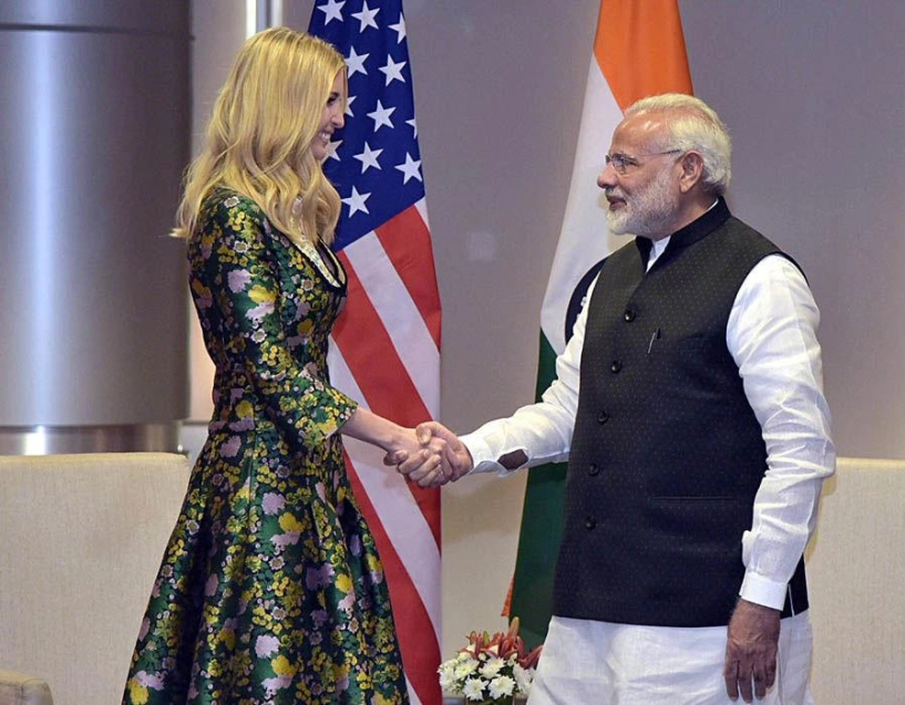 Mẹ kế hay bị chê mặc lỗi nhưng ái nữ nhà tt trump đã 3 con vẫn mặc cực chuẩn - 1