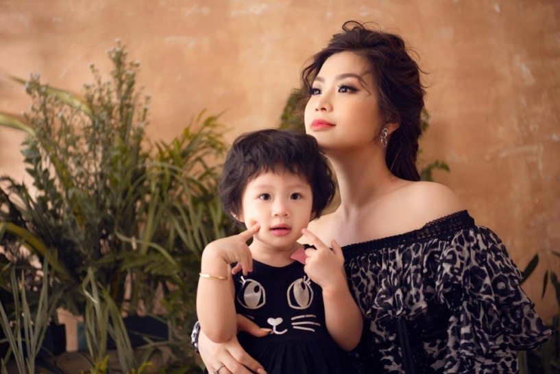 Mới 2 tuổi con gái của á hậu diễm trang tạo dáng chuyên nghiệp không kém mẹ - 1