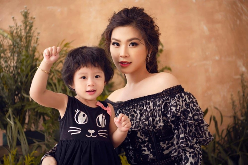 Mới 2 tuổi con gái của á hậu diễm trang tạo dáng chuyên nghiệp không kém mẹ - 2