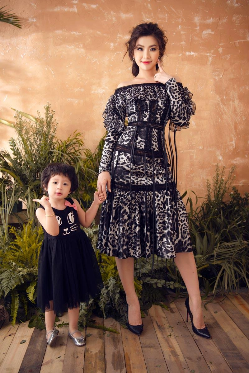 Mới 2 tuổi con gái của á hậu diễm trang tạo dáng chuyên nghiệp không kém mẹ - 3