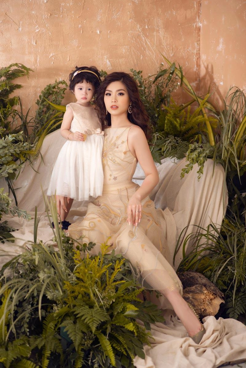 Mới 2 tuổi con gái của á hậu diễm trang tạo dáng chuyên nghiệp không kém mẹ - 6