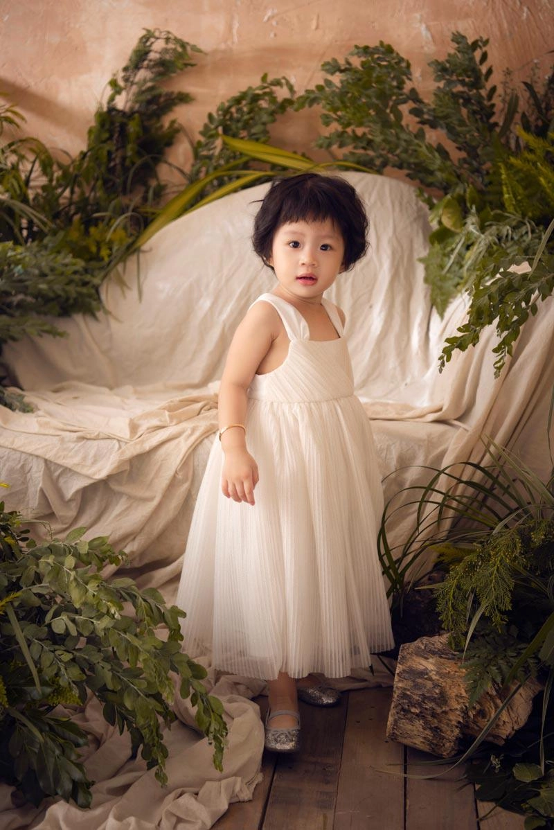 Mới 2 tuổi con gái của á hậu diễm trang tạo dáng chuyên nghiệp không kém mẹ - 9