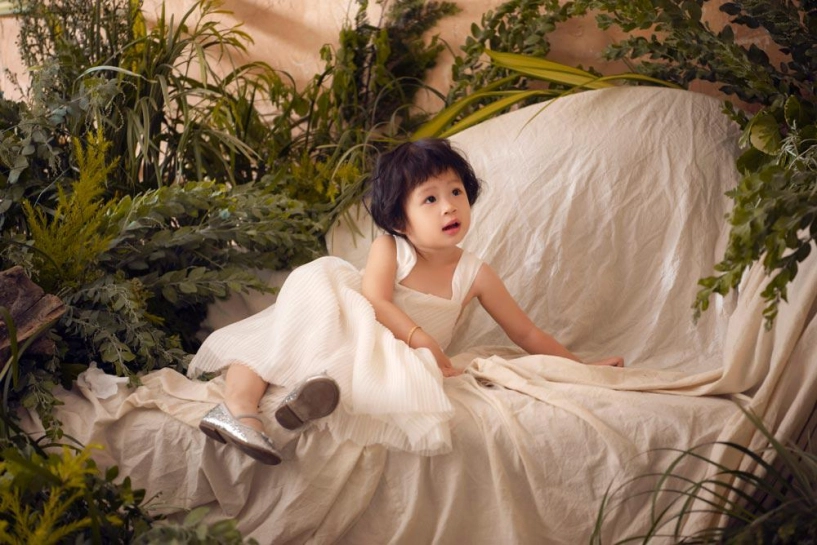 Mới 2 tuổi con gái của á hậu diễm trang tạo dáng chuyên nghiệp không kém mẹ - 10