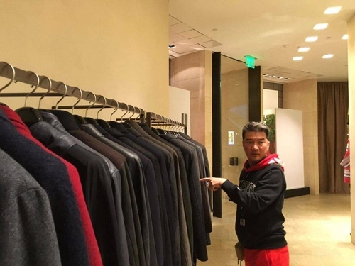 Mr đàm để mặt mộc đi mua sắm đồ hiệu tiền tỷ tại mỹ - 7