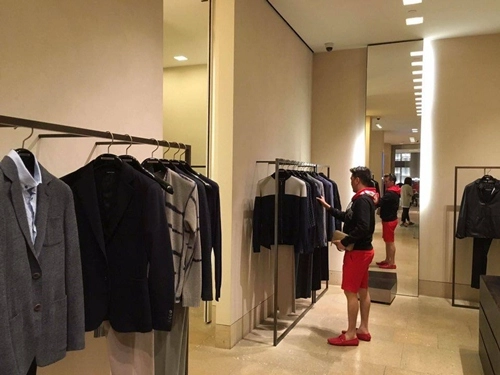 Mr đàm để mặt mộc đi mua sắm đồ hiệu tiền tỷ tại mỹ - 9