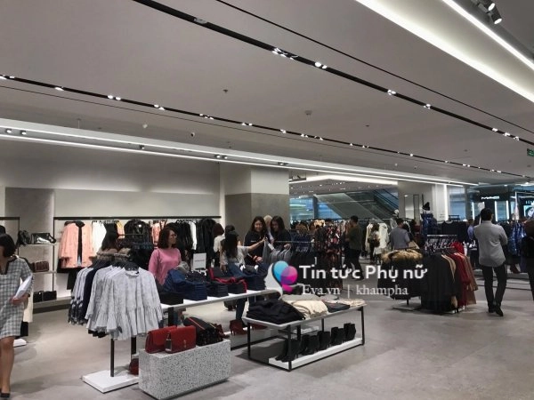 Mưa gió ngày khai trương zara đón lượng khách không đông như mong đợi - 3