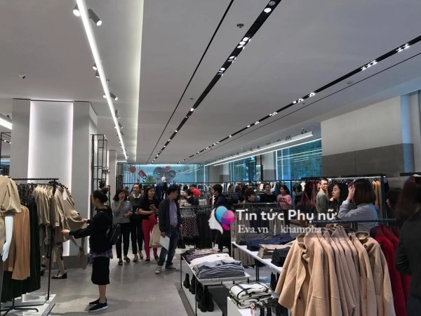 Mưa gió ngày khai trương zara đón lượng khách không đông như mong đợi - 4