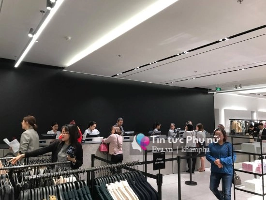 Mưa gió ngày khai trương zara đón lượng khách không đông như mong đợi - 5